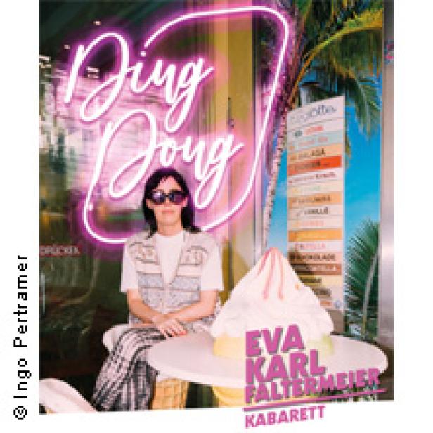 Eva Karl Faltermeier posiert vor einem überdimensionalen Eis und einem Leuchtschild mit der Aufschrift „Ding Dong“.