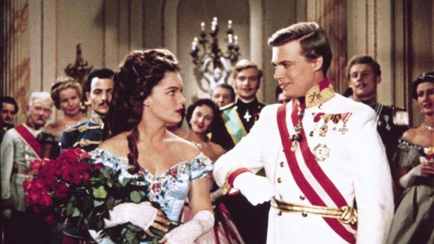 Romy Schneider und Karlheinz Böhm in einer Szene aus dem Film „Sissi“.