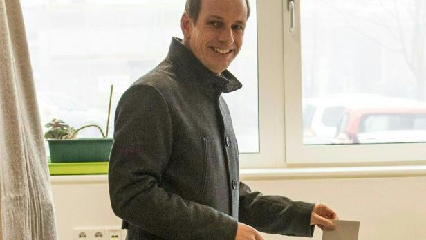 Dieter Egger bei der Stimmabgabe