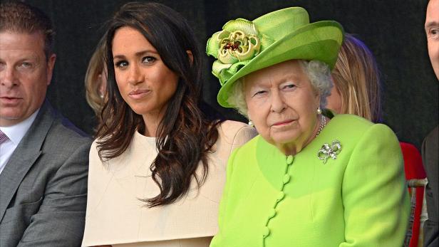 Meghan Markle und Königin Elisabeth II. sitzen nebeneinander.