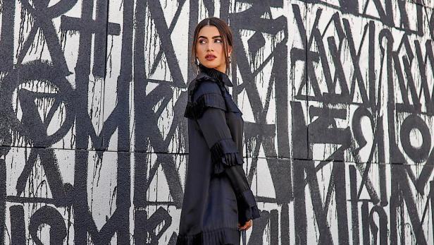 Bloggerin Camila Coelho in einem kleinen Schwarzen mit Rüschen