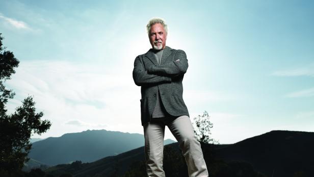 tomjones-praiseblame-pressefoto03-2010-photocreditmarcogrob-0.jpg