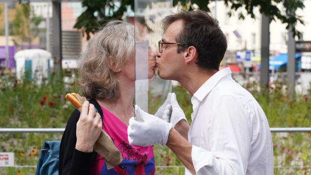 thomas-geiger-jiri-kovanda-kissing-through-glass-foto-kunsthalle-wien.jpg