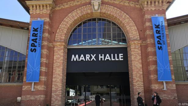 Der Eingang zur Spark Art Fair in der Wiener Marx Halle