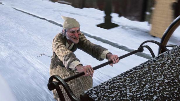 Ebenezer Scrooge zieht einen Schlitten durch den Schnee in „Disneys Weihnachtsgeschichte“.