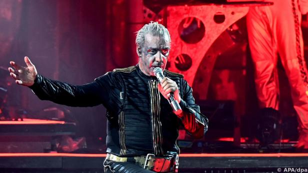Der Rammstein-Sänger Till Lindemann bei einem Konzert