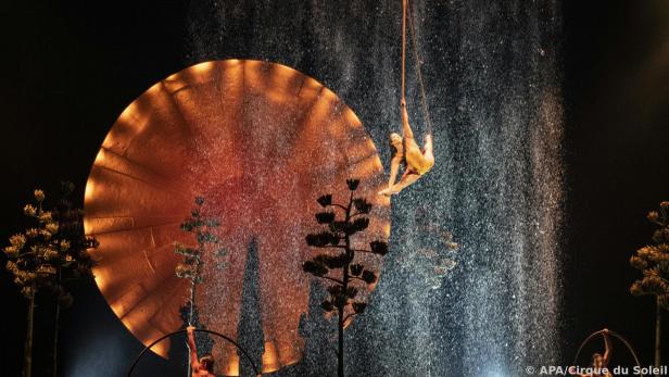 "Luzia" zeigt Akrobatik unter Wasserfall im Zirkus-Zelt