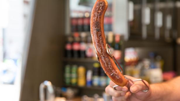 Gebratene Wurst bei einem Wiener Würstelstand
