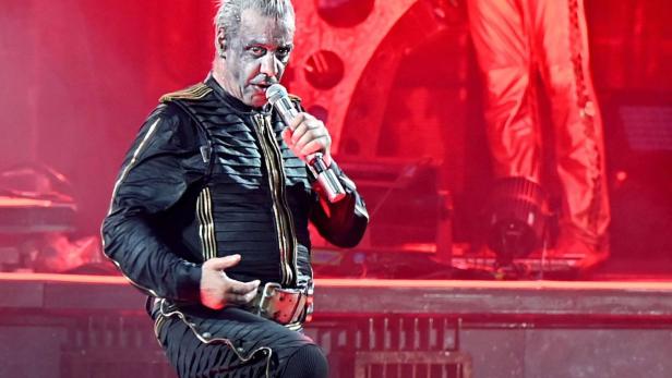 Rammstein: Bei den Konzerten in Berlin hat Frontmann Lindemann den Text bei Ohne Dich und Angst kurzerhand umgetextet, wie Fan-Videos zeigen. 