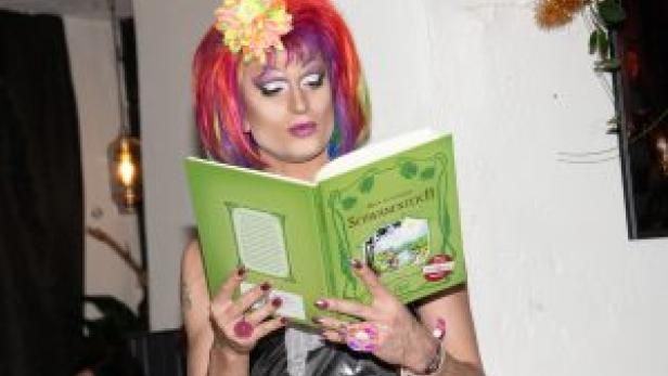 candy-licious-dragqueen-kinderbuchlesung-mit-candy-licious-c-xtra-magazin-300x200.jpg