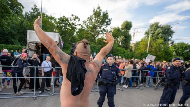 Proteste und polizeiliche Interventionen am ersten Konzert-Tag in Wien
