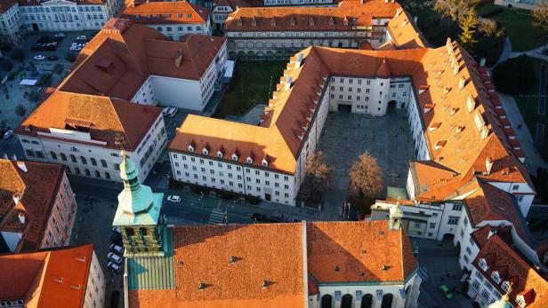 ST6 Graz Grazer Burg copyright DronePix.at.jpg