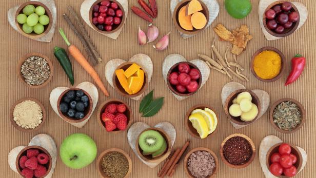 unterschiedliche schüsserl mit buntem Obst