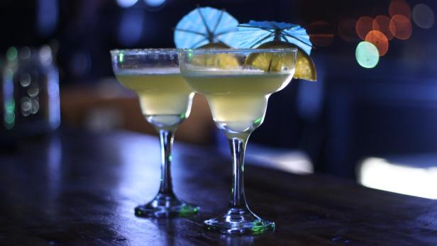 Zwei Margarita-Gläser auf einen Thresen.