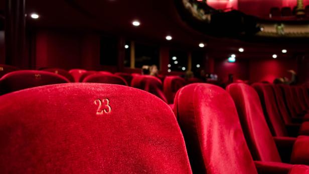 Rote Sitze in einem Kinosaal