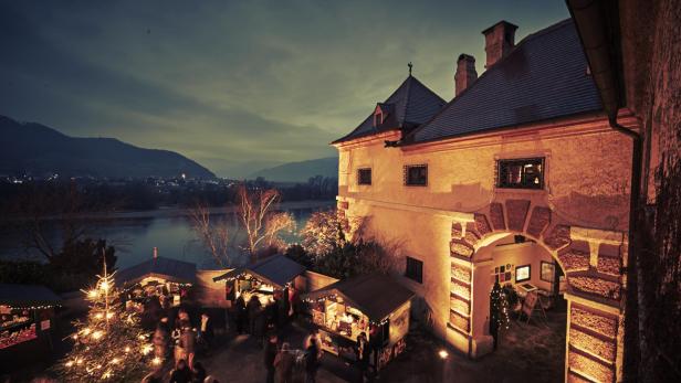 Ein Schloss in Niederösterreich mit Adventmarkt nahe am Donauufer