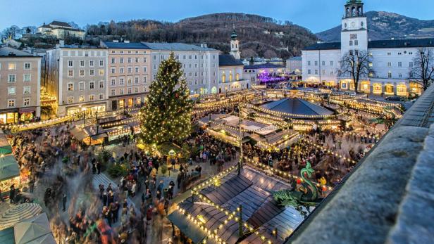 Der Christkindlmarkt in Salzburg ist gut besucht.