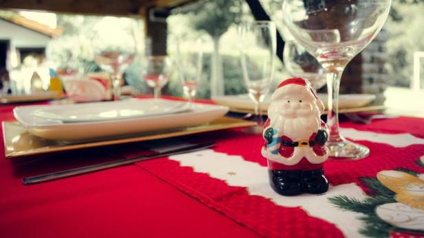 Eine Weihnachtsmannfigur auf einem Tisch.