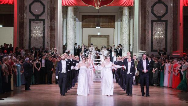 Das Eröffnungskomitte zieht in den Ballsaal der Wiener Hofburg ein.