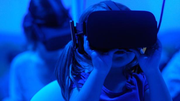 Ein Kind mit einer virtual reality Brille.