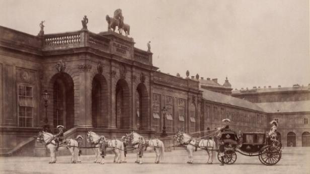 Moritz Johann Winter, Staatswagen mit acht Pferden im Hof der Hofstallungen