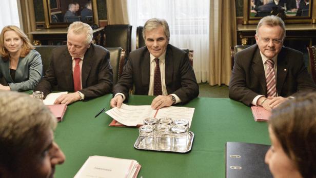 Rote Doppelstrategie: SPÖ-Kanzler Faymann verliert kein böses Wort über die ÖVP, dafür schießen Ministerin Bures und Landeshauptmann Niessl (re.) verbal scharf