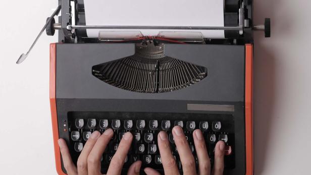 typewriter_c_Joseph Mucira from Pixabay-web.jpg