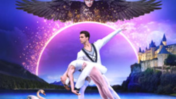 Ein Balletttänzerpaar tanzt vor einem See mit einem Schwan und einem Schloss im Hintergrund.