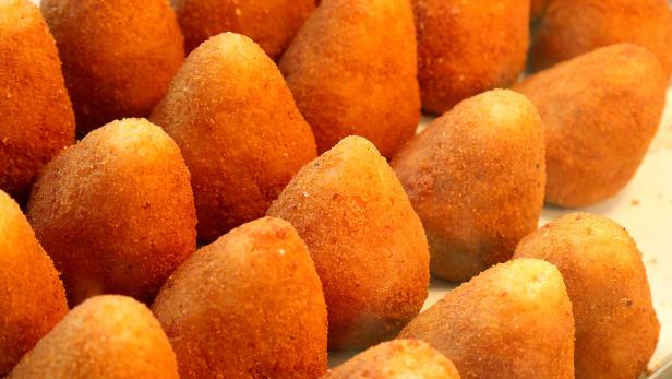 Außen knusprig frittiert, innen deftig und saftig: Arancini