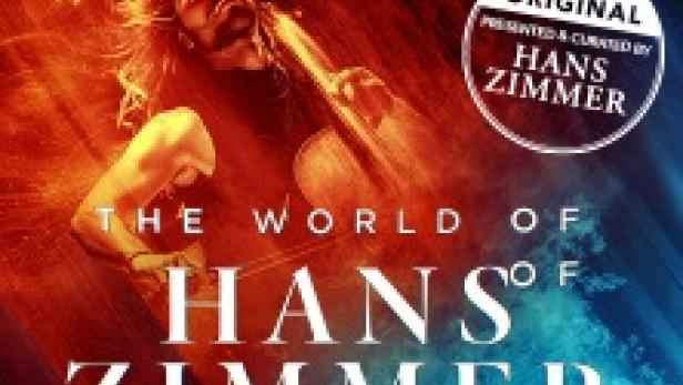 Das Cover für „The World of Hans Zimmer - The Immersive Symphony“ zeigt Hans Zimmer mit Gitarre.