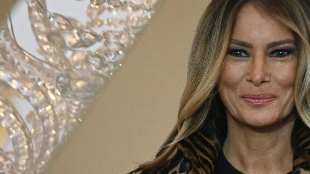 Melania Trump trägt eine Jacke mit Zebramuster.