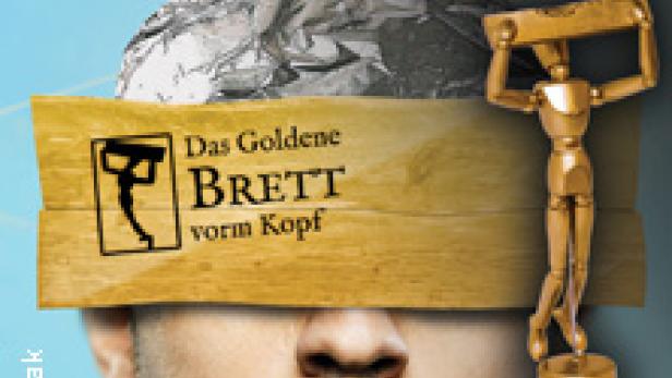 Ein Mann mit Alufolie auf dem Kopf und einem goldenen Brett vor den Augen, das den Titel „Das Goldene Brett vorm Kopf“ trägt.