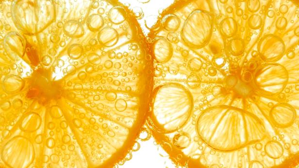 Zwei frische Orangenscheiben