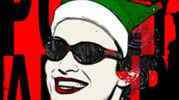 Eine Frau mit Sonnenbrille und Weihnachtsmütze lächelt.