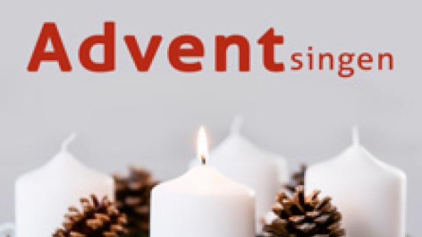 Ein Adventskranz mit einer brennenden Kerze und der Aufschrift „Adventsingen“.