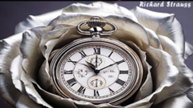 Ein silbernes Taschenuhr liegt auf einer silbernen Rose, Werbung für die Oper „Der Rosenkavalier“.