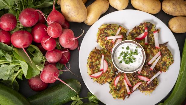 Zucchini-Erdäpfel-Rösti mit eingelegten Radieschen
