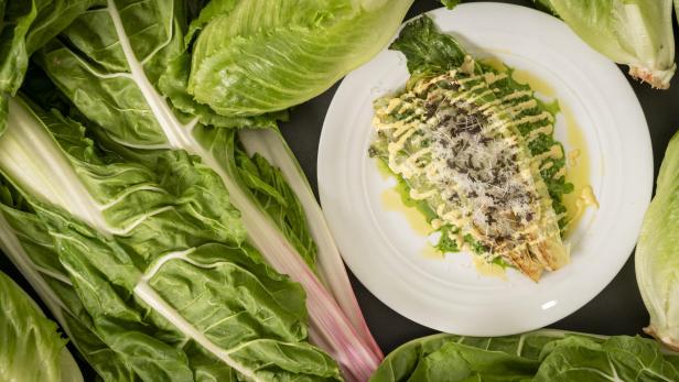 Gebratener Romana-Salat mit Caesar-Salad-Dressing & Mangold-Pesto