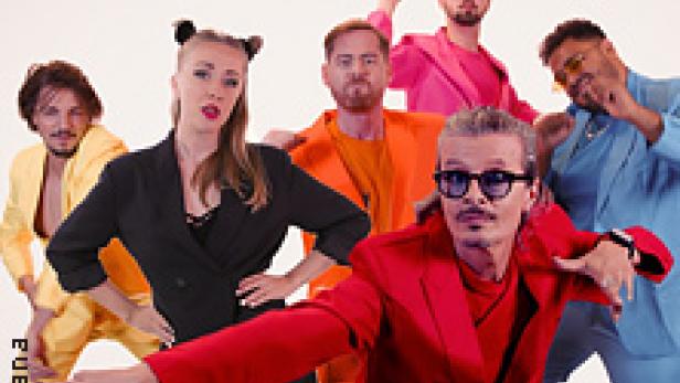 Die deutsche Band Marquess posiert in farbenfrohen Anzügen vor einem hellen Hintergrund.