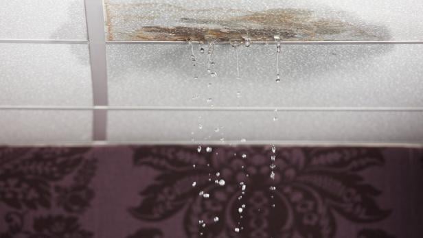 Wassertropfen an der Zimmerdecke