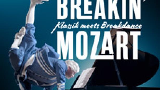 Ein Tänzer in Mozart-Kostüm führt Breakdance-Bewegungen an einem Klavier auf.