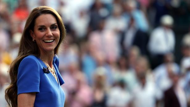 Prinzessin Kate lächelt vor einer Zuschauermenge