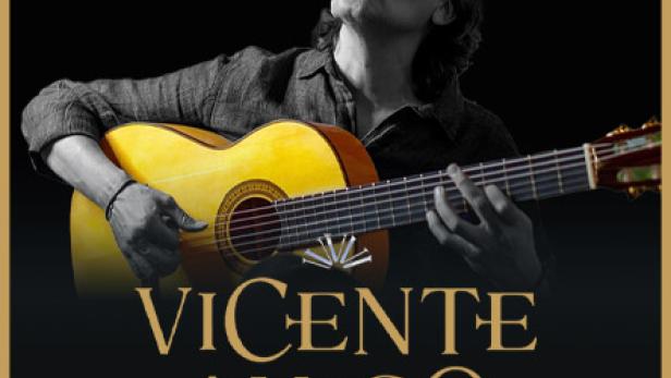 Vicente Amigo spielt Gitarre und blickt nach oben.