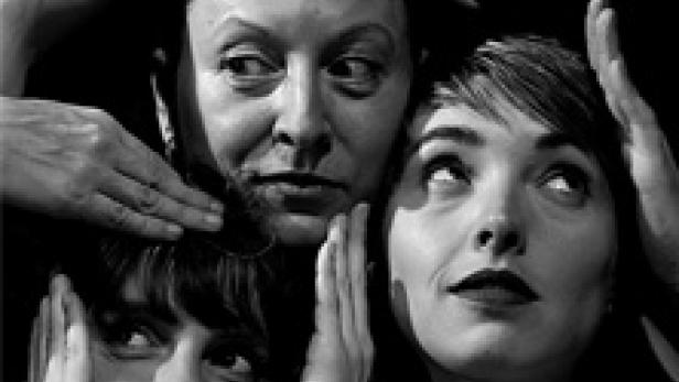 Drei Frauen posieren mit ihren Händen um ihre Köpfe in einem Schwarzweißfoto.