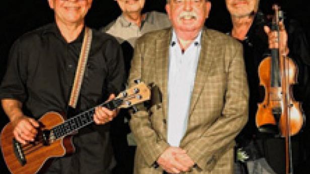 Eine Band mit vier Mitgliedern posiert mit ihren Instrumenten vor einem schwarzen Hintergrund.