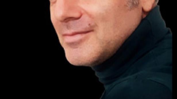 Ein Mann mit dunklem Rollkragenpullover vor schwarzem Hintergrund, Titel: „Der Frauenflüsterer“.