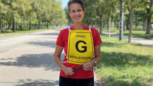Die Doris Pühringer in Laufdress und gelbem Überziehleibchen im Prater.