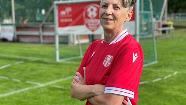 Elke Hauswirth im Fußballdress auf einem Wiener Fußballplatz
