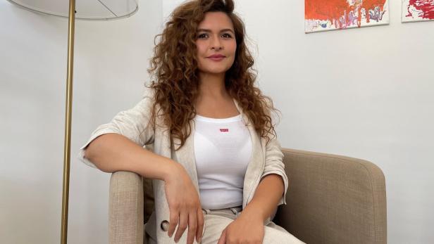 Zala Ander sitzt im Büro von "Bakhti" in Wien.