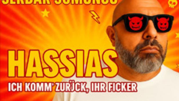 Ein Porträt von Serdar Somuncu mit Sonnenbrille vor einem orangefarbenen Hintergrund mit dem Titel „Hassias“.